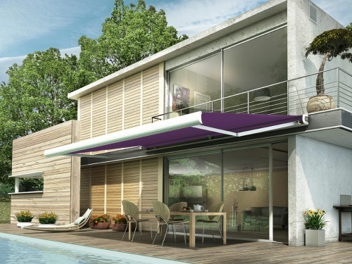 Store banne violet AFC à structure blanche sur terrasse bois et piscine, villa près de Caen.