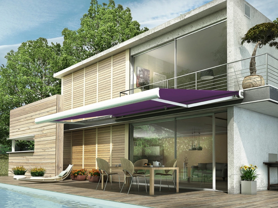 Store banne violet AFC à structure blanche sur terrasse bois et piscine, villa près de Caen.
