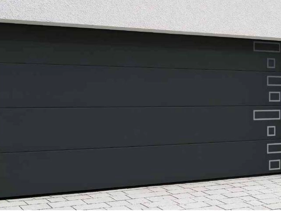 Porte de garage sectionnelle anthracite AFC à hublots géométriques, maison neuve Calvados.