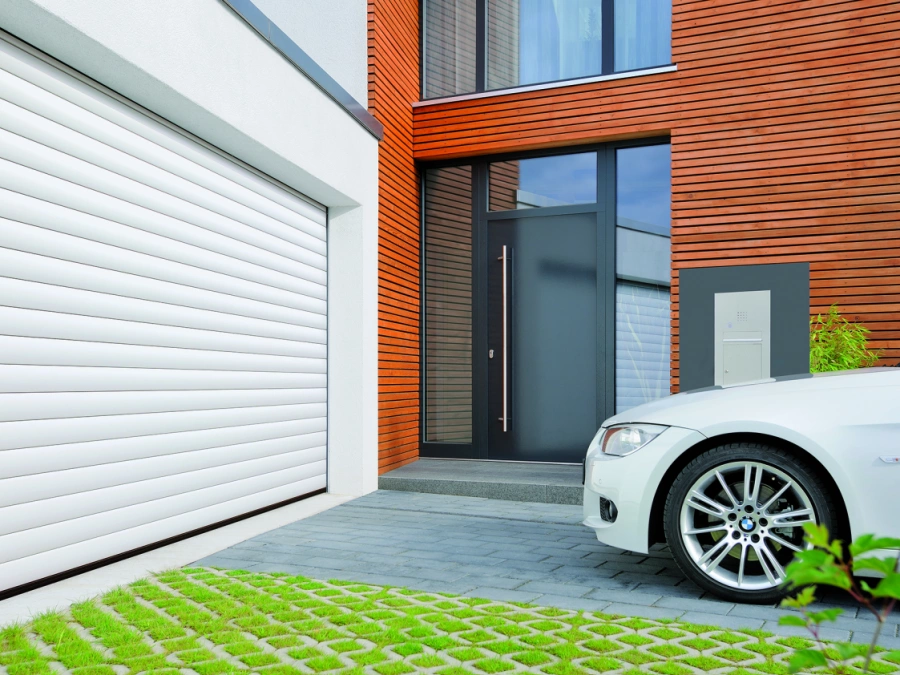 Porte de garage enroulable blanche AFC et entrée anthracite, maison moderne près de Caen.