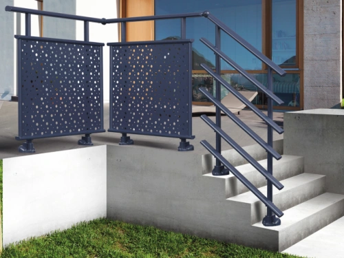 Garde-corps alu bleu-gris AFC à panneaux perforés et limon d'escalier, terrasse moderne Caen.