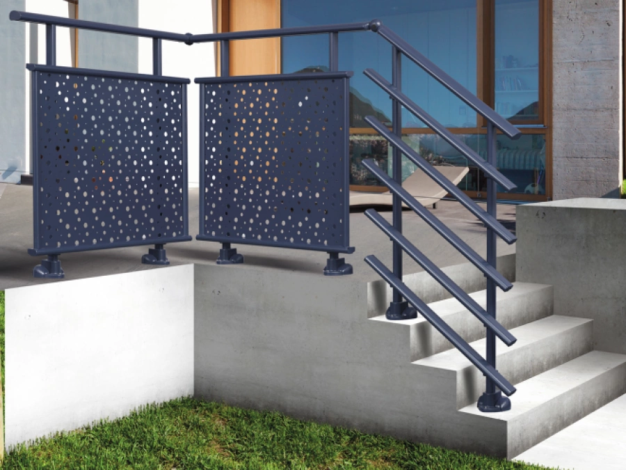 Garde-corps alu bleu-gris AFC à panneaux perforés et limon d'escalier, terrasse moderne Caen.