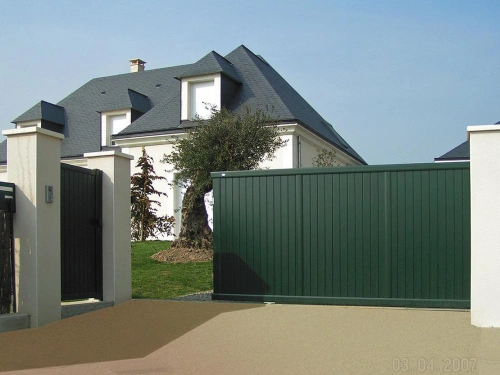 Portail contemporain vert sapin AFC coulissant avec portillon, villa blanche Calvados.