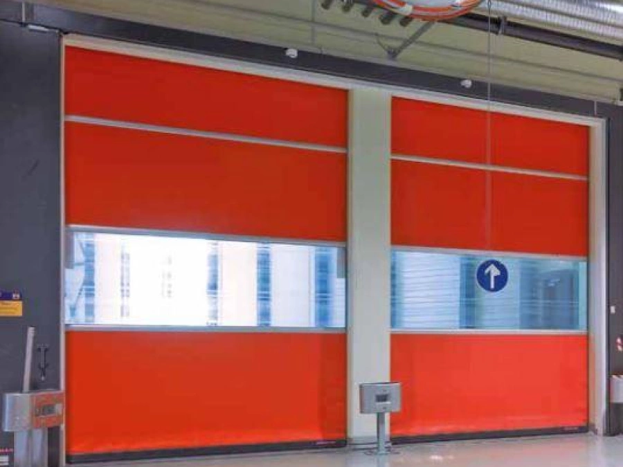 Portes rapides industrielles orange AFC à hublots, circulation entre halls Calvados.