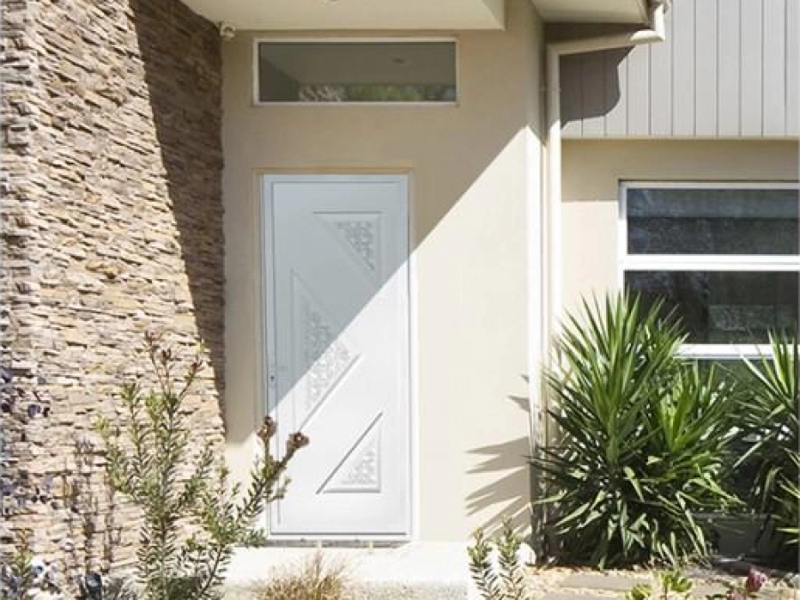Porte d'entrée PVC blanche AFC aux inserts triangulaires, façade pierre et crépi en Calvados.