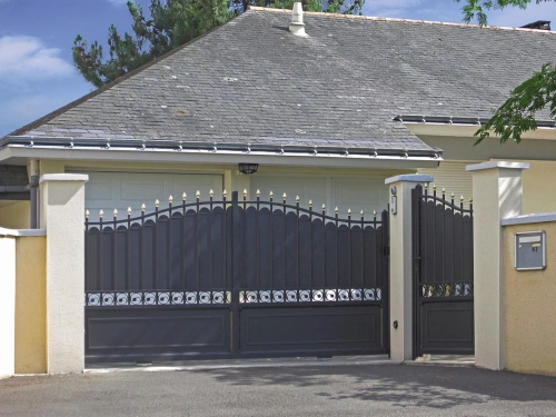 Portail traditionnel anthracite AFC style fer forgé à pointes dorées et portillon, Calvados.