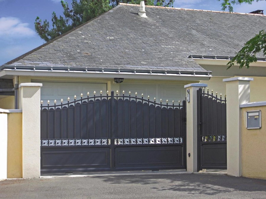 Portail traditionnel anthracite AFC style fer forgé à pointes dorées et portillon, Calvados.