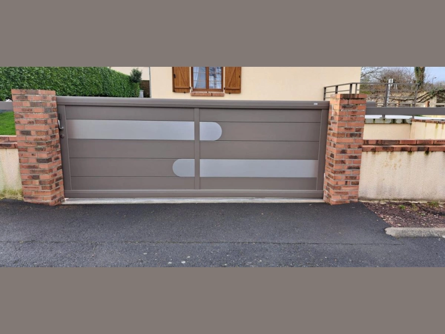 Portail coulissant aluminium taupe à inserts décoratifs entre piliers de briques, entrée résidentielle Caen