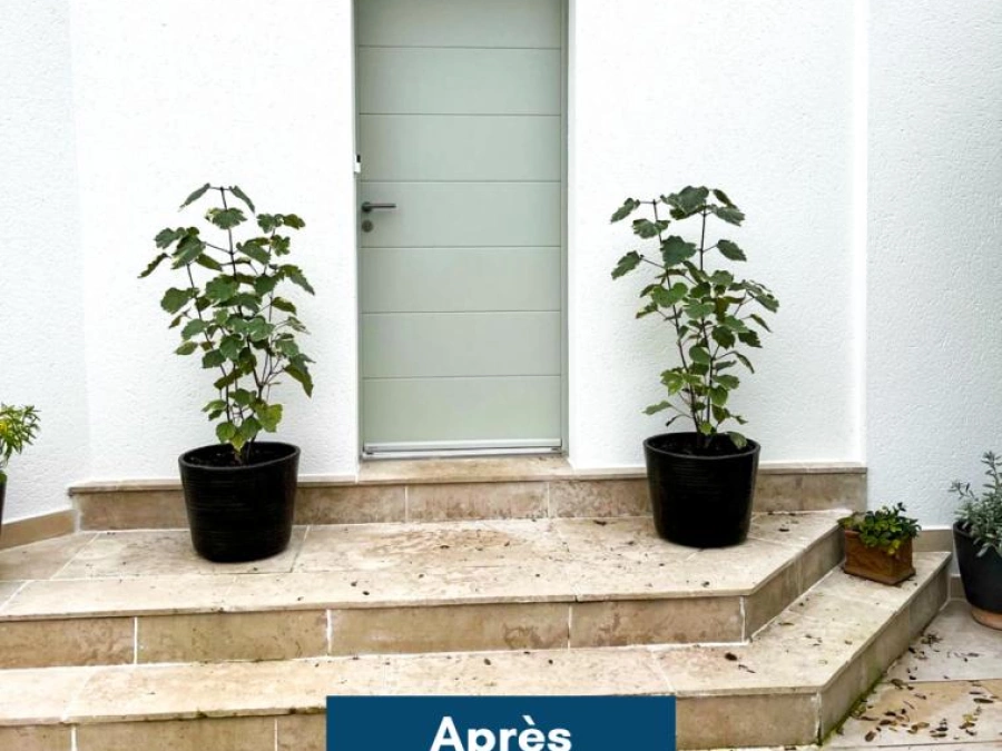 Porte d'entrée Bel'M vert sauge à rainures horizontales après pose AFC, façade crépi près de Caen