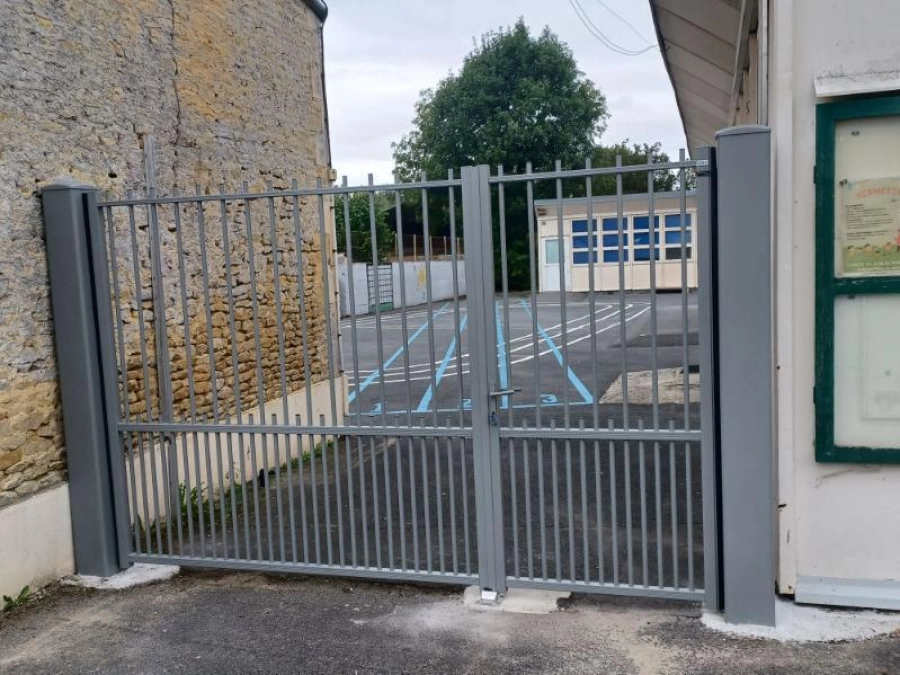 Portail battant aluminium gris à barreaux pour entrée d'école, sécurisation collective près de Caen