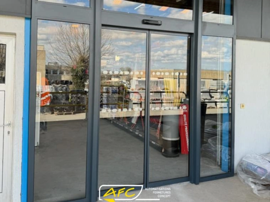 Porte coulissante automatique vitrée en aluminium anthracite pour entrée commerciale, pose AFC Caen