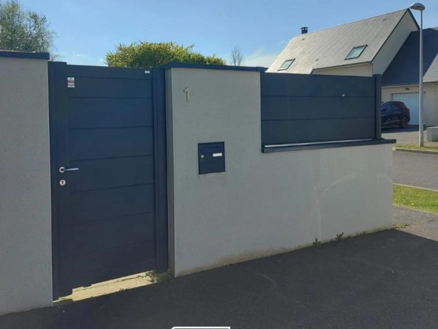 Portillon et clôture aluminium anthracite à lames horizontales pour intimité jardin, pose SIB près de Caen