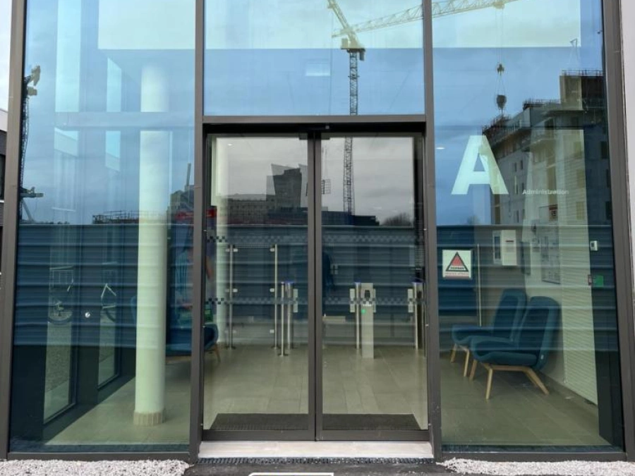 Porte coulissante automatique Citec vitrée sur façade administration, installation AFC à Caen