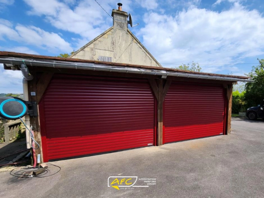 Deux portes de garage enroulables rouge Hormann RollMatic OD sur structure bois, Calvados