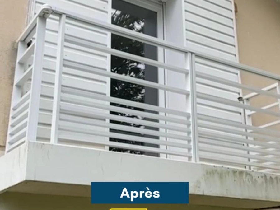 Garde-corps aluminium blanc à lames horizontales sur balcon après rénovation, pose AFC près de Caen