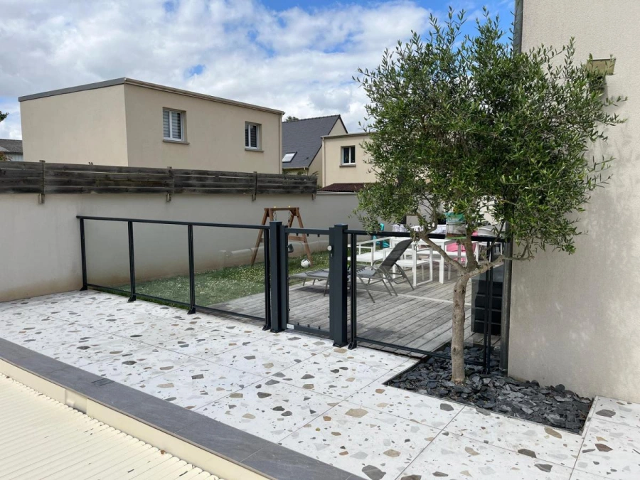 Barrière de sécurité piscine en verre et aluminium anthracite avec portillon, jardin près de Caen