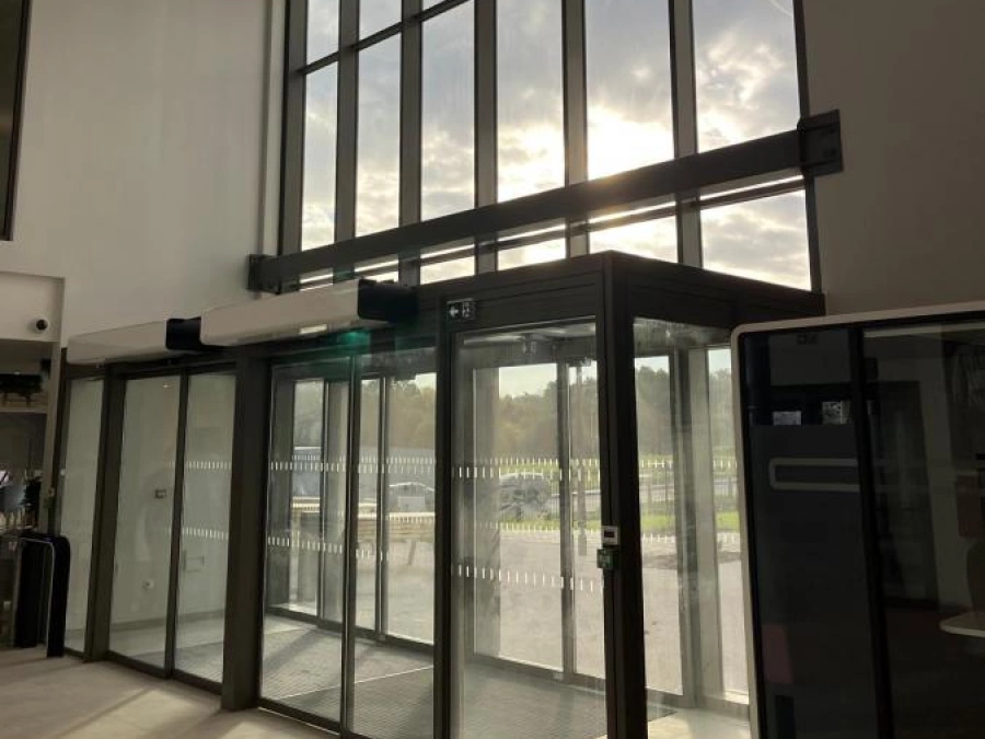 Grande façade vitrée avec portes automatiques CITEC coulissantes, hall professionnel moderne, installation AFC Calvados.