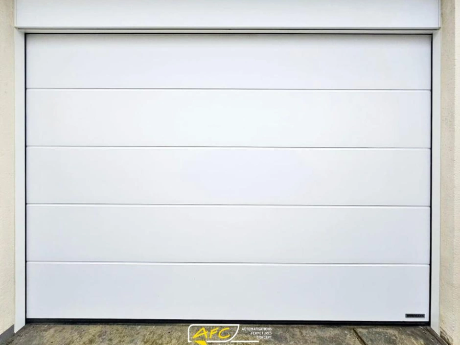 Porte de garage Hormann Renomatic blanche sectionnelle sur façade crème, installation résidentielle AFC Calvados.