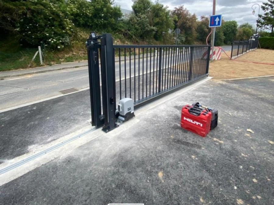 Portail coulissant acier gris anthracite à barreaux, motorisation au sol, pose AFC Calvados