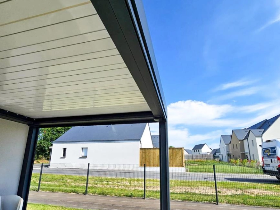 Pergola Open'R Marquises aluminium anthracite, lames claires vues du dessous, terrasse près de Caen
