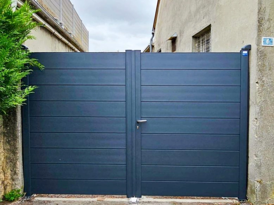Portail battant aluminium Phénix SIB anthracite à lames horizontales, entrée n°6, AFC Caen
