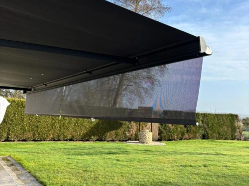 Store banne Modul'ombre anthracite avec lambrequin et spots LED, jardin Calvados par AFC