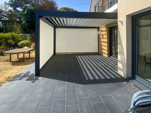Pergola bioclimatique anthracite à lames blanches et stores ZIP crème sur terrasse, installation AFC à Caen