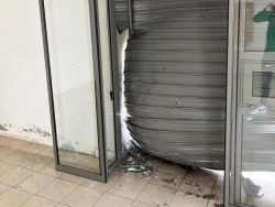Rideau métallique endommagé après accident sur entrée de pharmacie, avant remplacement AFC dans le Calvados.