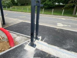 Poteau de guidage anthracite et photocellule pour portail coulissant motorisé, chantier AFC