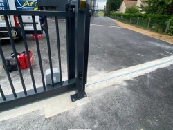Portail coulissant acier anthracite en pose face à un bâtiment, fourgon AFC Calvados