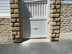 Portillon Ferplay blanc semi-ajouré avec motif bas, n°9 et interphone sur pilier pierre