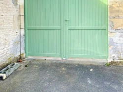 Portail battant aluminium XL SIB vert pastel sur asphalte, piliers pierre, réalisation AFC