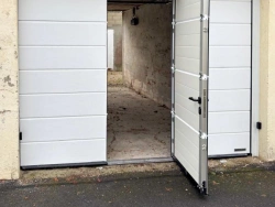 Porte de garage sectionnelle blanche, portillon ouvert sur garage, installation AFC Calvados