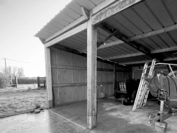 Hangar bois ouvert avant pose des rideaux métalliques, garage à bateaux, photo avant AFC
