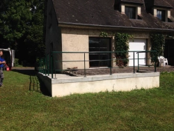 Garde-corps aluminium vert sur terrasse et rampe d'accès d'une maison individuelle dans le Calvados