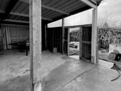 Intérieur hangar bois avant fermeture, dalle béton, projet rideaux métalliques AFC Calvados