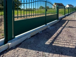 Portail battant Ferplay vert foncé vu de trois quarts, grillage assorti, campagne Calvados