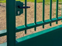 Poignée et serrure Locinox sur portail acier Ferplay vert, barreaux et prairie, AFC Caen