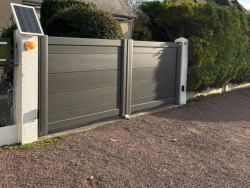 Portail battant aluminium anthracite motorisé avec panneau solaire sur pilier, allée en graviers du Calvados