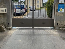Portail battant aluminium gris à barreaux décoratifs entre piliers pierre, chambres d'hôtes Calvados par AFC