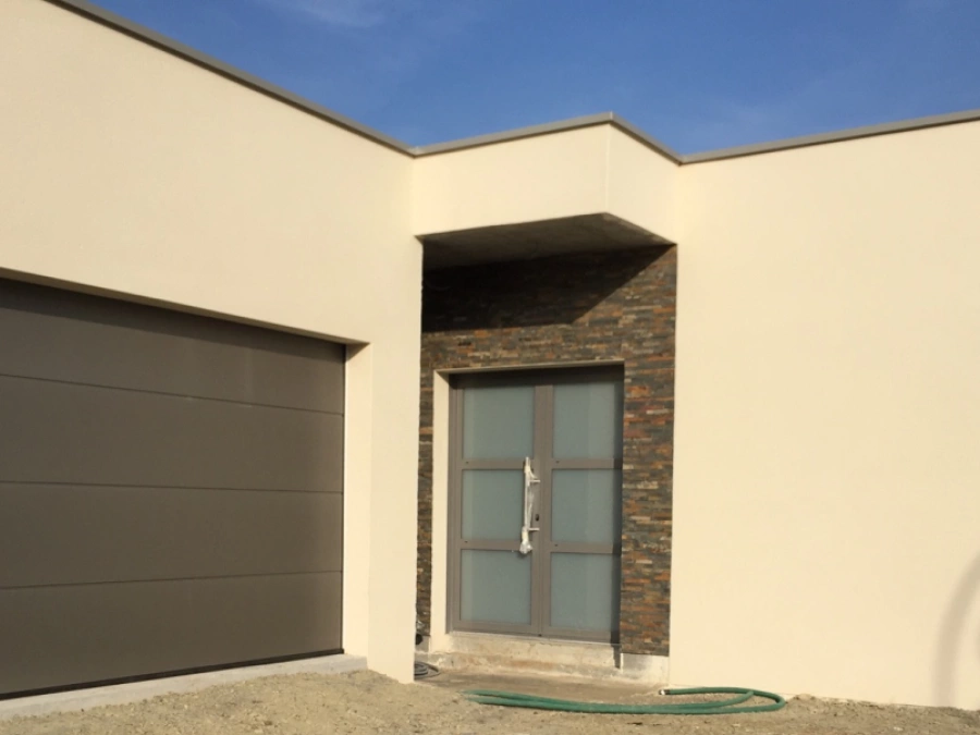 Porte de garage sectionnelle anthracite et porte d'entrée vitrée assortie, maison contemporaine près de Caen