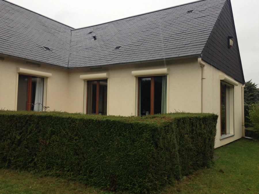 Volets roulants crème sur façade de maison individuelle, caissons visibles, pose AFC Calvados