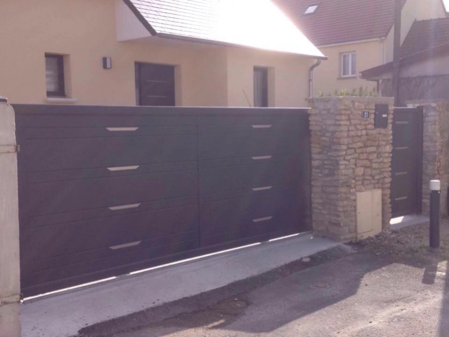 Portail coulissant aluminium anthracite et portillon assorti sur pilier en pierre, AFC Caen
