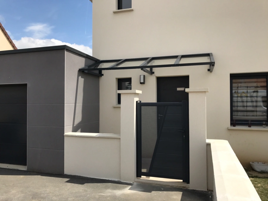 Marquise vitrée et portillon aluminium anthracite assortis à la porte d'entrée, maison moderne AFC