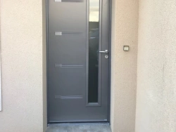 Porte d'entrée aluminium anthracite à vitrage latéral et inserts décoratifs, pose AFC Normandie