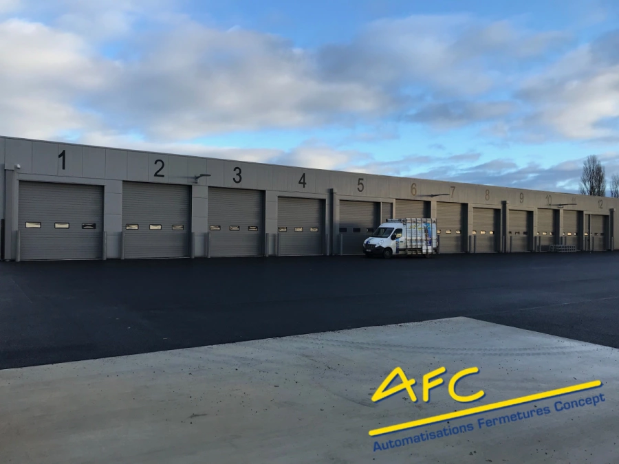 Portes de garage industrielles sectionnelles grises alignées près de Bretteville-sur-Odon, AFC