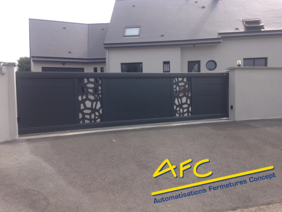 Portail coulissant aluminium anthracite motorisé à décor découpe laser, maison contemporaine AFC