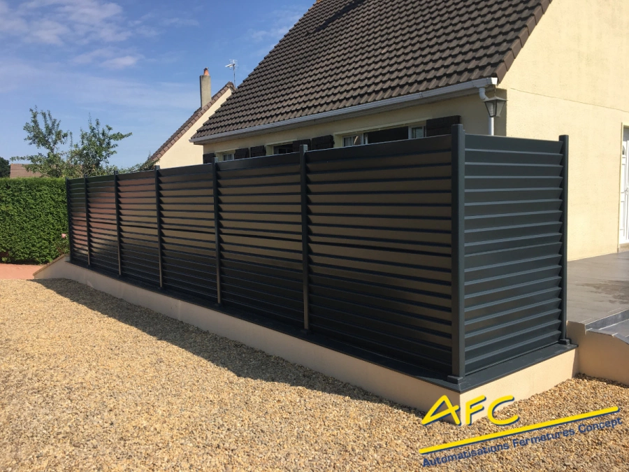 Claustras aluminium anthracite à lames horizontales sur muret, terrasse près de Caen par AFC