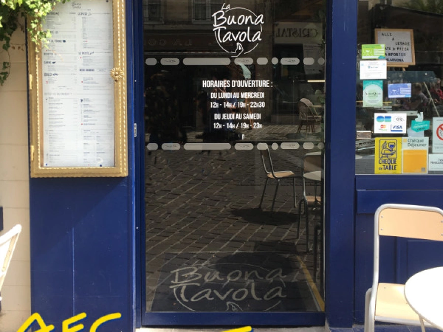 Porte automatique coulissante bleue du restaurant La Buona Tavola à Caen, installation AFC