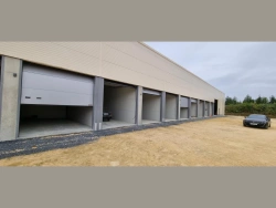Portes sectionnelles industrielles Hormann sur bâtiment de box, chantier Calvados par AFC